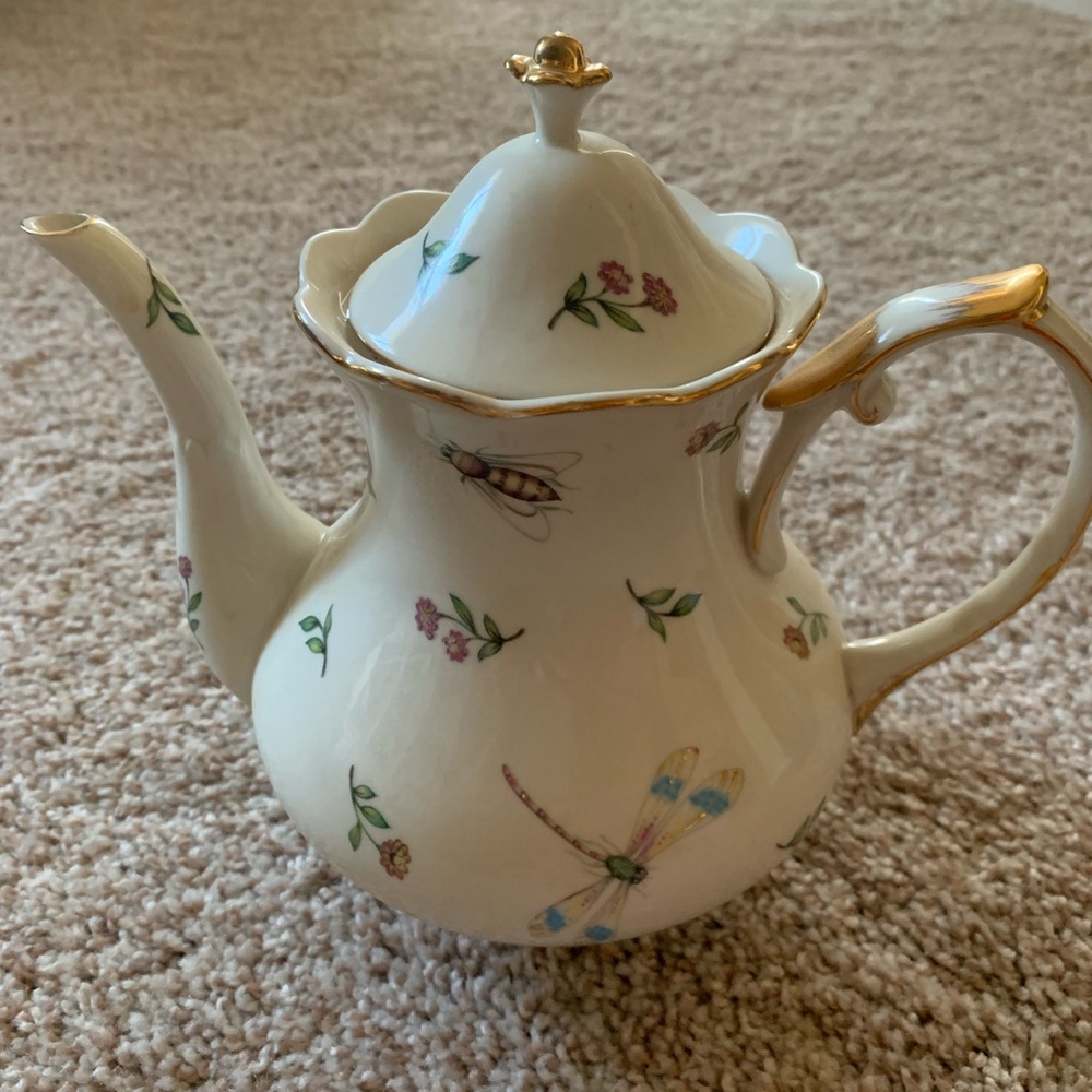 Porcelain tea pot